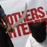 Arabia Saudita decapita a 5 extranjeros y cuelga sus cuerpos desde un helicóptero (ENG)