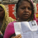 Quién hace tu ropa: mujer joven, asiática, con un salario de 40 euros por 12 horas de jornada