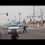 Hombre negro comparado con hombre blanco cargando un fusil AR 15 [Eng]