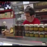 Tendero del mercado de Russafa le niega el saludo a Rita Barberá y le tira el sobre con la papeleta