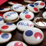 Flickr etiqueta a un negro como simio y Zyklon B como alimento