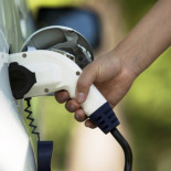 Crean un prototipo de batería semilíquida de coche que carga en 1 minuto