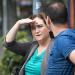 Ada Colau eliminará los coches oficiales porque prefiere que la lleven en brazos los Mossos