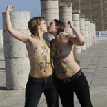 Dos activistas de Femen desafían desnudas y besándose las leyes homófobas de Marruecos