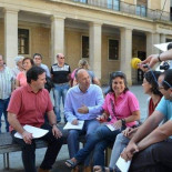 Zaragoza en Común y CHA inician el diálogo negociando en la Plaza del Pilar, en plena calle