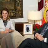 Cospedal "con las maletas en la mano" firma el mayor contrato de la historia de la Junta en NNTT por 120 millones