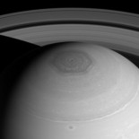 Pequeñas tormentas eléctricas pueden formar el "hexágono" de Saturno (ING)