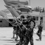 Banderas españolas en el primer batallón de brigadistas internacionales de Rojava