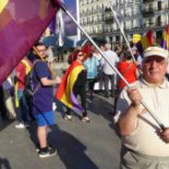 El policía que defendió al viejo de la bandera republicana