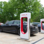 Ya está activo el primer Supercargador de Tesla en España