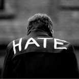 Solo era un crío con la palabra «odio» en su chaqueta