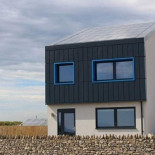 Levantan una casa que genera más energía de la que consume