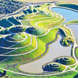 Una vieja mina de carbón convertida en la recreación de un universo con plantas, tierra y rocas