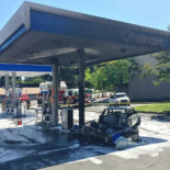 Rescata a una mujer atrapada en un coche en llamas mientras el resto lo estaba grabando con sus smartphones [ENG]