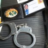 Simula ser guardia civil utilizando un carné con la foto de Adrien Brody