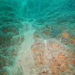 Una cascada de arena bajo el mar