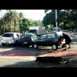 Ciclista levanta a pulso un automóvil aparcado en medio de un carril bici [ENG]