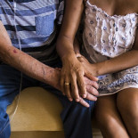 El Gobierno inicia la expulsión de ancianos con papeles a los que niega la tarjeta sanitaria