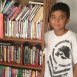 Un cartero consigue cientos de libros para un joven lector que no tiene dinero para comprar uno