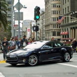 Algunos en la industria del petróleo ya reconocen a Tesla como una amenaza, ¿será por el nuevo vídeo de su fábrica?
