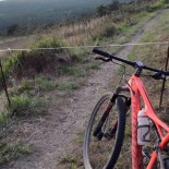 Trampas para ciclistas, se encuentran otro cable colocado en un sendero cerca de Liencres (Cantabria)