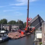 La sustitución de un tramo de puente en Holanda acaba inesperadamente mal