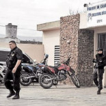 Argentina: Fue a la comisaría a hacer un trámite y la obligaron a desfilar desnuda