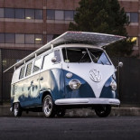 Una furgoneta Volkswagen de 1966 impulsada por energía solar