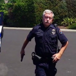 Policia amenaza con una pistola a un hombre por grabarle con el móvil