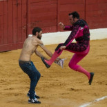 Toreros agreden brutalmente a antitaurinos en la plaza de toros de Marbella