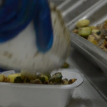 Así funciona el servicio de comida a domicilio de Carmena para niños sin recursos