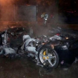 Quema su Ferrari para estafar al seguro y que su padre le comprara otro pero es pillado por las cámaras de seguridad