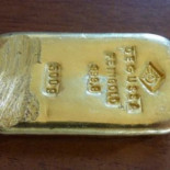 Una adolescente alemana encuentra una barra de oro mientras buceaba en un lago