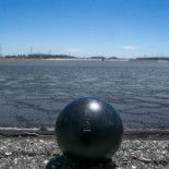 Por qué las bolas contra la sequía de California son negras y no blancas