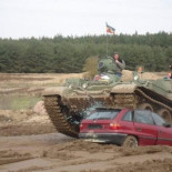 Pilotar un tanque y aplastar coches: otra forma de hacer turismo en Alemania