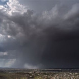 Timelapse captura la brutal potencia de agua de una microrráfaga húmeda