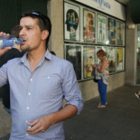 Obligado a salir del cine  por llevar una botella de agua
