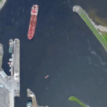 Así es como se atraca un gran buque cisterna en un pequeño puerto pesquero