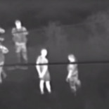 Adolescentes apuntan con láser a helicóptero de la Policía y el piloto los persigue para arrestarlos