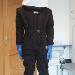 Oleiros minimiza costes al usar el único traje español diseñado para eliminar avispas asiáticas