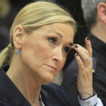 Un grupo de funcionarios de la Comunidad tachan a un consejero de Cifuentes de "semianalfabeto" y corrupto