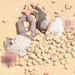 Homofobia en Siria, críos lapidando gays