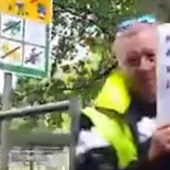 Un refugiado sirio graba el recibimiento entre aplausos en un pueblo alemán