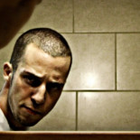 El extraño que mira desde el espejo