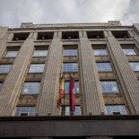 Saludos desde el edificio de los 18.000 euros al día