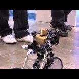 Mini-robot que monta en bici como un humano [Vídeo 39 seg.]