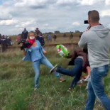 Despiden a la periodista húngara que zancadilleó a unos refugiados sirios