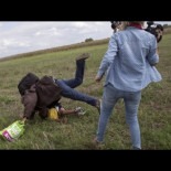 La reportera húngara que pateó a refugiados podría afrontar hasta 7 años de cárcel