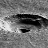 Descubren una losa gigante de hielo bajo latitudes medias de Marte