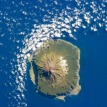 La isla más aislada del mundo busca profesores. Está a siete días del continente